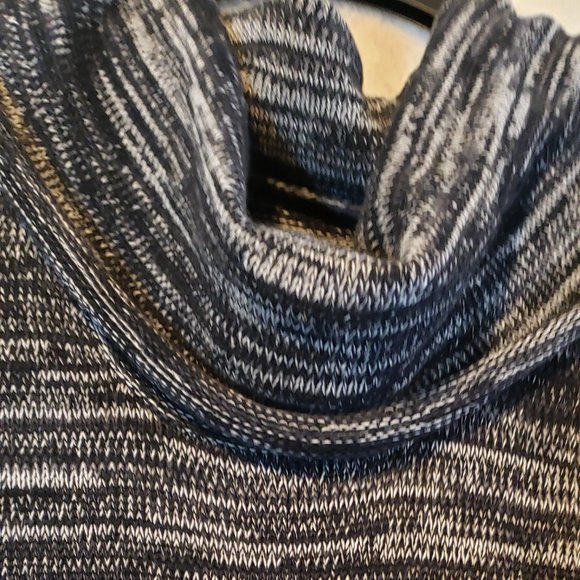 Heather B Size M Black and Gray Heathered Coul Neck Long Tunic - Picture 2 of 5